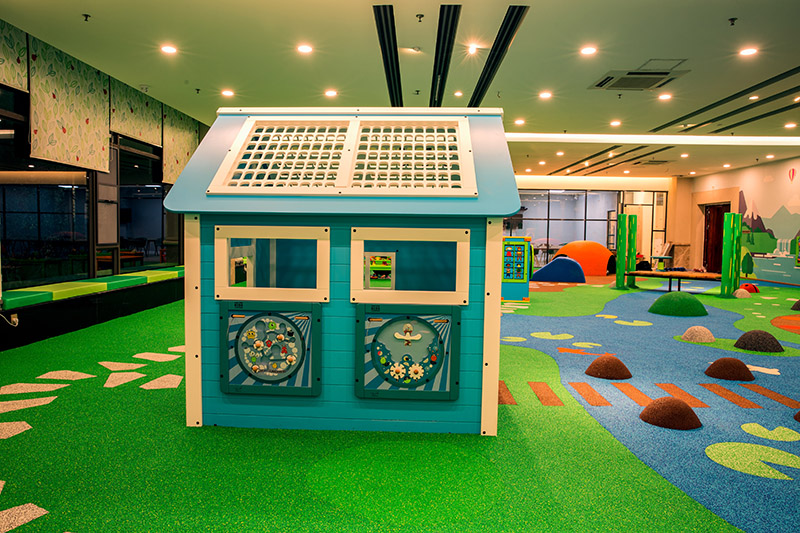 Une maison de jeu avec des jeux muraux dans un lieu public à Chengdu